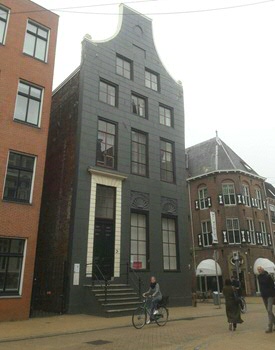 Het Calmershuis staat in Groningen en is een van de oudste stenen huizen van de stad, gebouwd rond 1250.